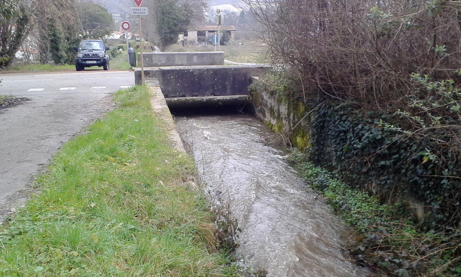 La sensibilité aux embâcles du pont de la départementale au niveau du ruisseau du Gariac entre Ferrières et Foix