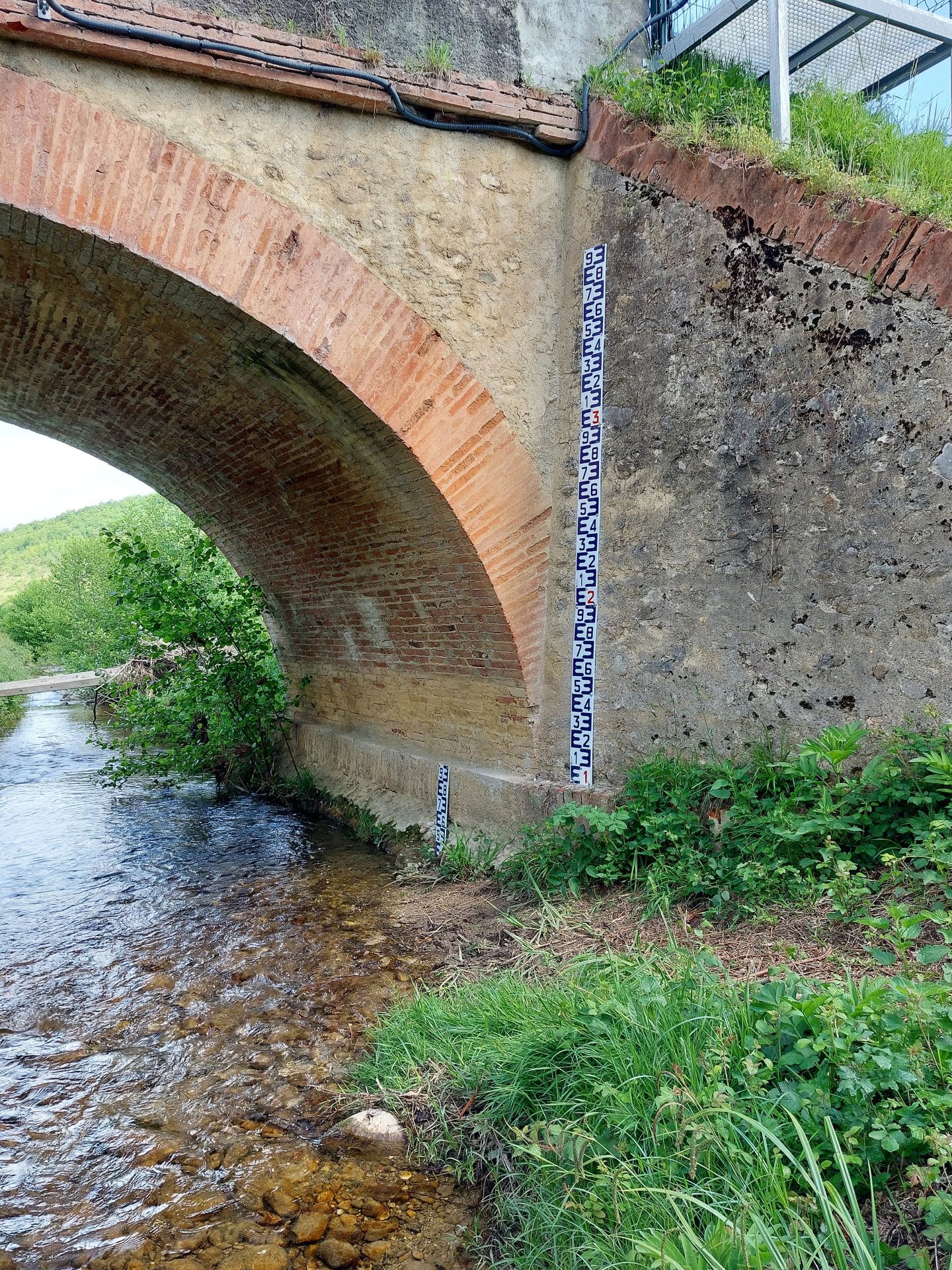 Échelle de crue sur le cours d'eau du Crieu à Malléon